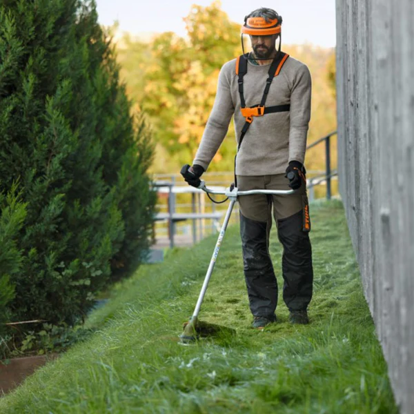 Akku-Freischneider STIHL FSA 120 – Leistungsstark, leicht und ergonomisch, ideal für die Pflege von Gartenflächen, kompatibel mit allen AP-System-Akkus. – Bild 2