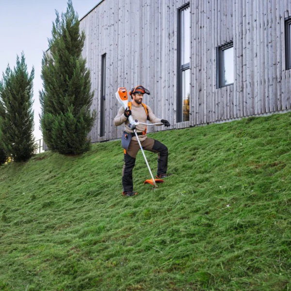Akku-Freischneider STIHL FSA 200 – Leistungsstarker und leiser AP-System-Akku-Freischneider, ideal für professionelle Landschaftspflege und anspruchsvolle Gartenarbeiten. – Bild 2